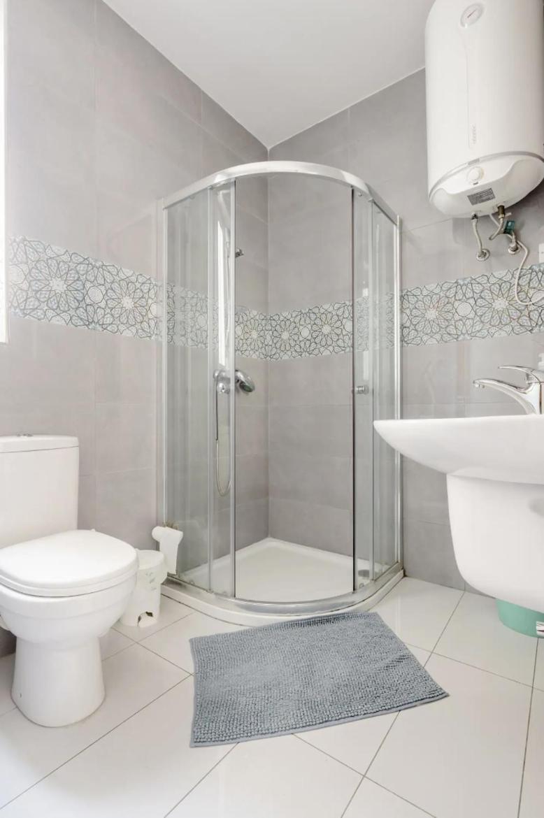 F12 Room 1, Private Room Two Single Beds Shared Bathroom In Shared Flat ムサイダ エクステリア 写真